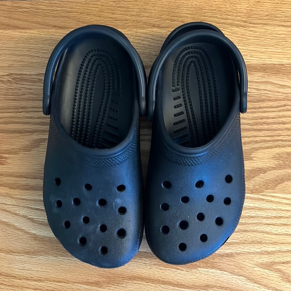 Black Crocs size 5M/7W